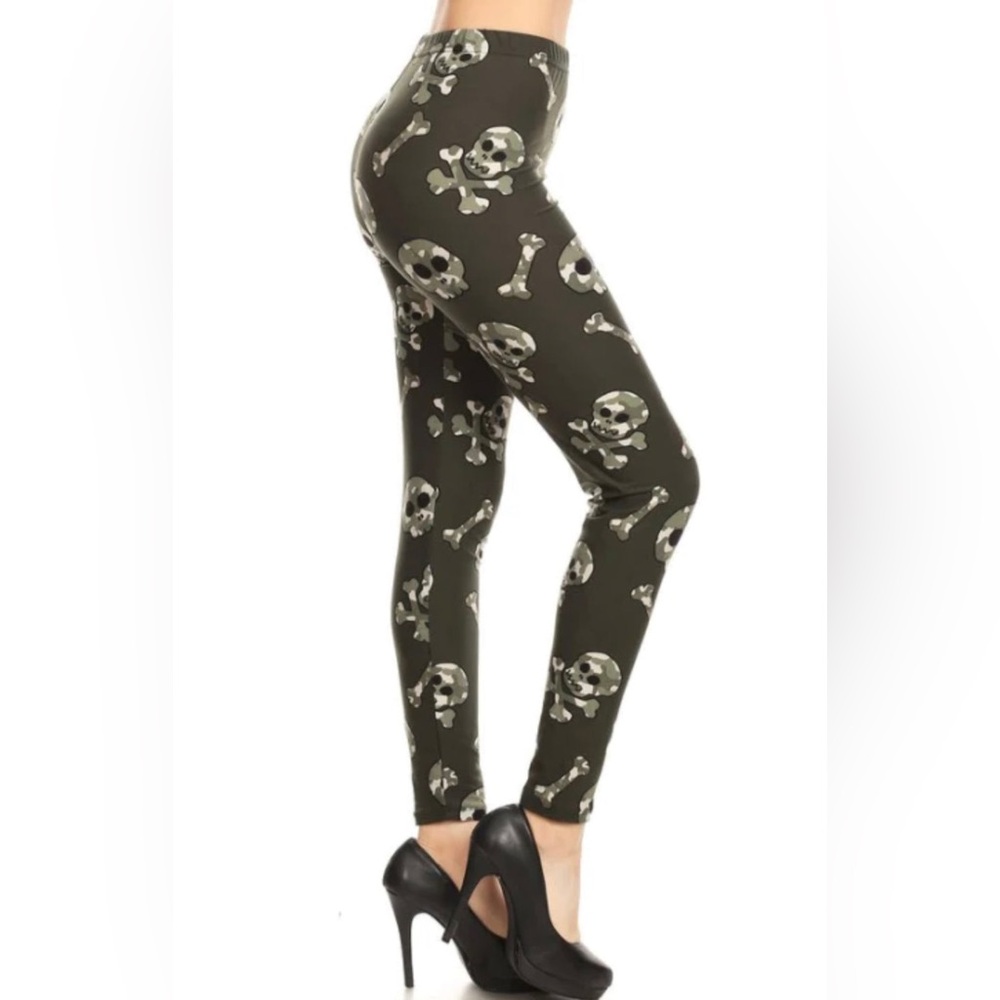 Plus Size Camo Skull Leggings